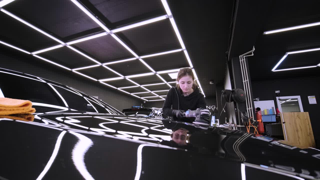 detallado profesional de automóviles utilizando maquinaria y pulidores para la restauración de pintura.