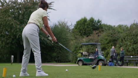 jugador de golf en un campo de golf