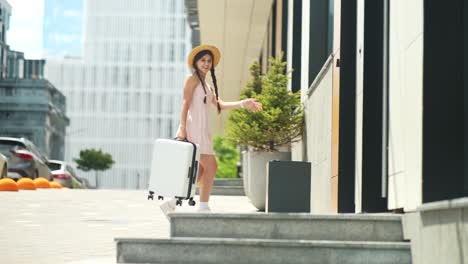 ホテルに到着する若い女性