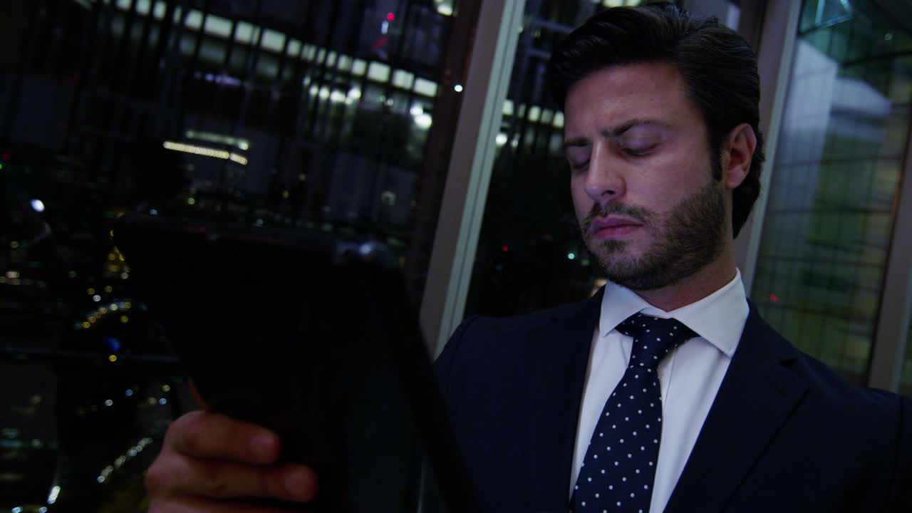 dubai hombre viajero de negocios tableta noche hotel atrio