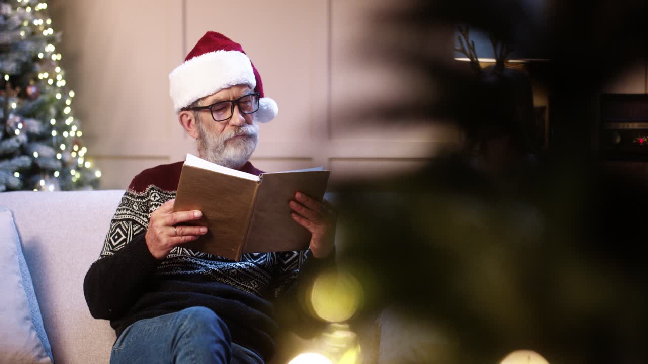 여교사는 발레 1반에서 체조 소녀의 팔 위치를 교정합니다.