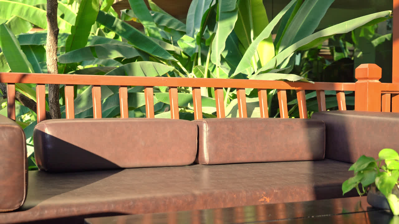 발코니 영역에서 소파에 편안한 베개 장식