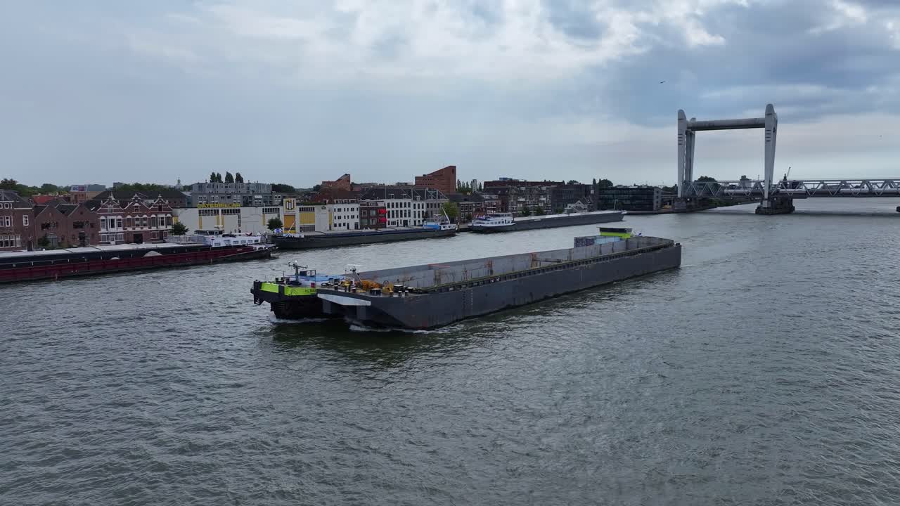 도르드레흐트 항구 근처의 컨테이너 바지