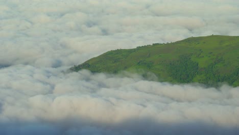 Vista-Impresionante-De-Las-Nubes-Que-Pasan-A-Través-De-La-Montaña