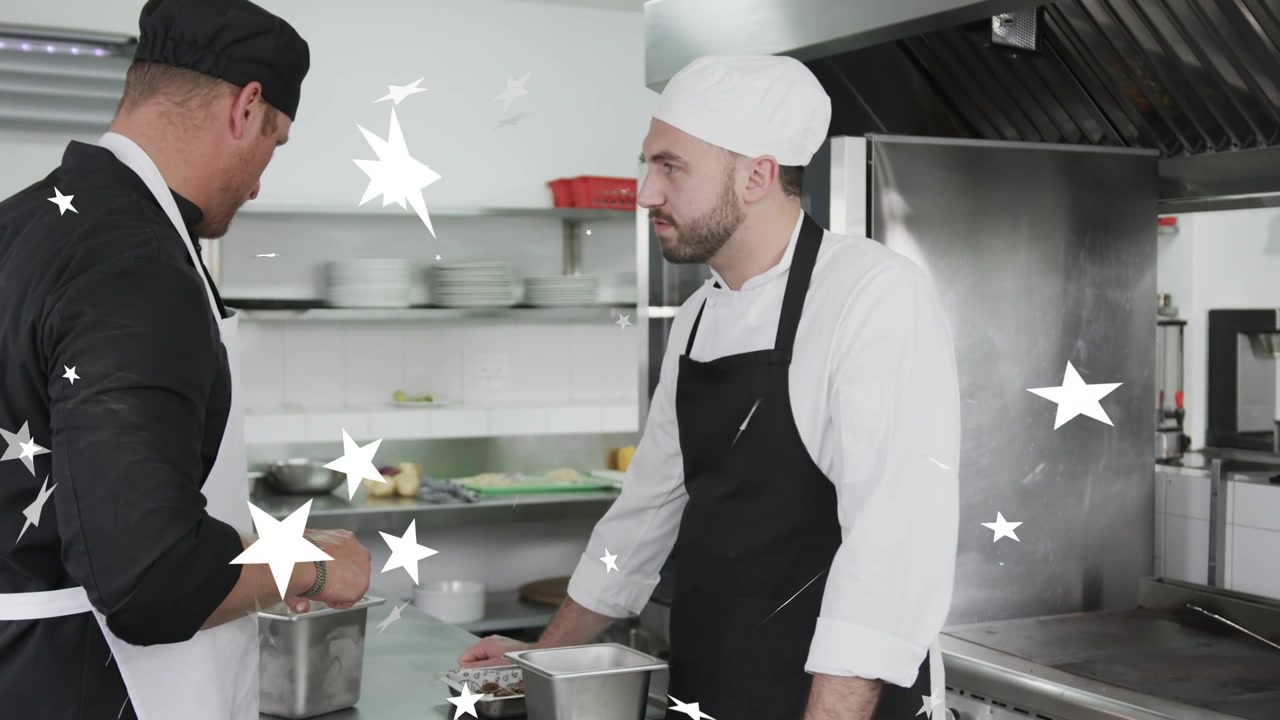 Chef che porziona e impiattano per il servizio in cucina, sous chef che osserva un'overlay a forma di stella fluttuare davanti