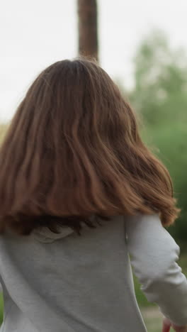 la mujer se escapa de las profundidades del bosque por la noche. la atleta se mueve hacia caminos que terminan la actividad cardio en el aire fresco. mejorando la forma del cuerpo en la naturaleza