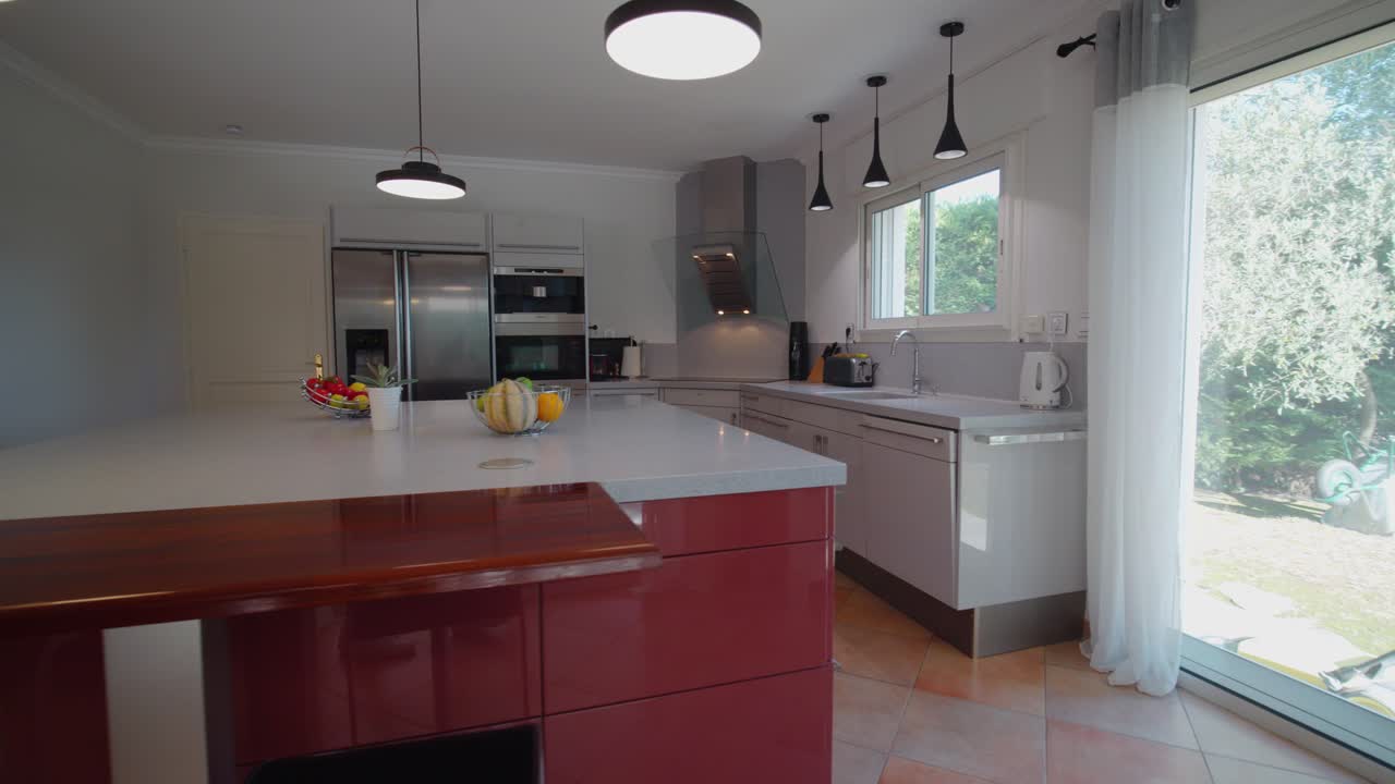 Inquadratura lenta che presenta una piccola cucina moderna bianca all'interno di una casa