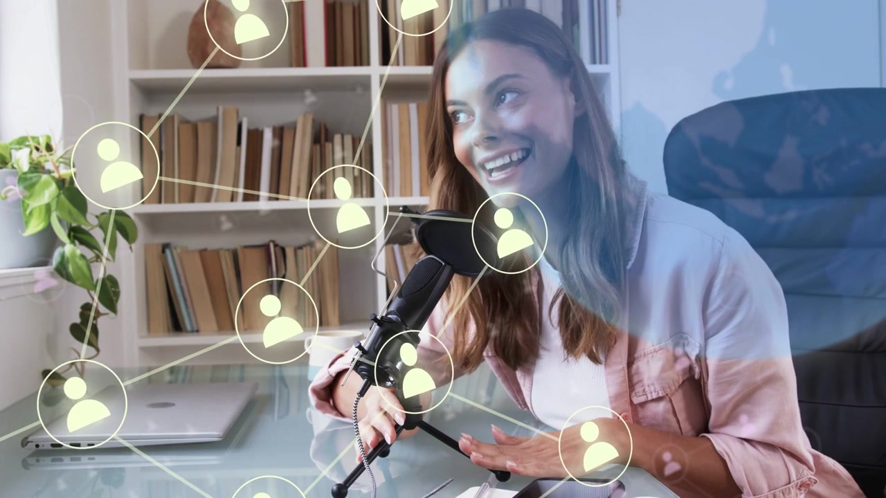 Anfitrión de podcast inclinado y hablando al micrófono, tocando el teléfono e iniciando una superposición de red que se expande mostrando el alcance.