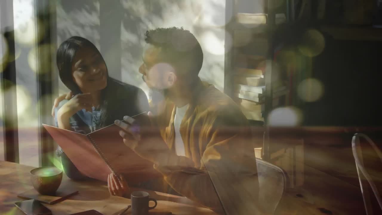 레스토랑에서 이야기하는 커플에 대한 불빛의 반 ⁇ 이는 반점