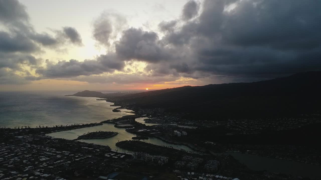 video de un dron al atardecer con vistas a honolulu