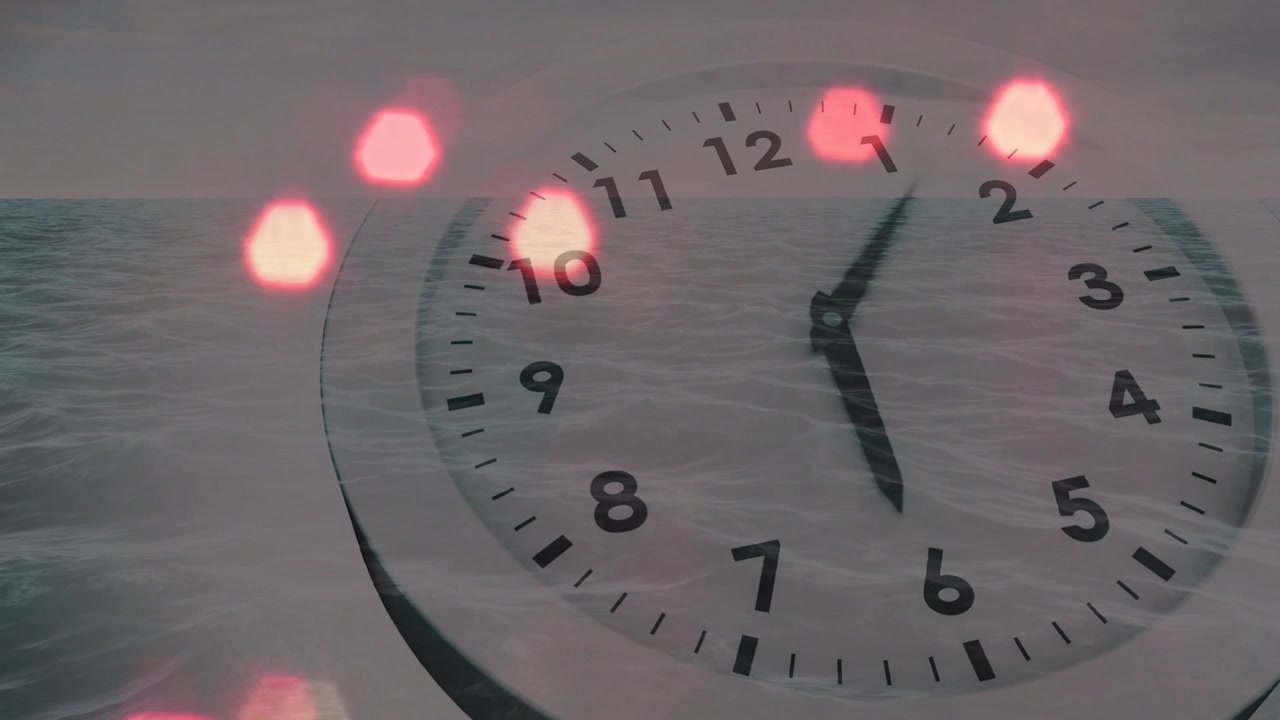 海の波に重ねられた時計の文字盤のタイムラプス