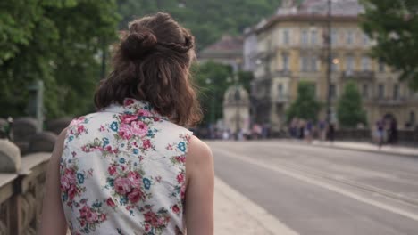 linda chica caminando por la calle en praga república checa