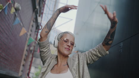 mujer bailando en la ciudad