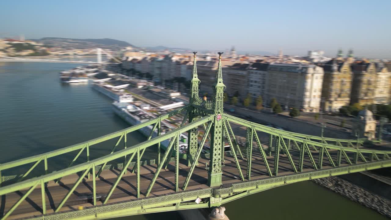 asombroso hiperlapso sobre el puente de la libertad budapest, hungría