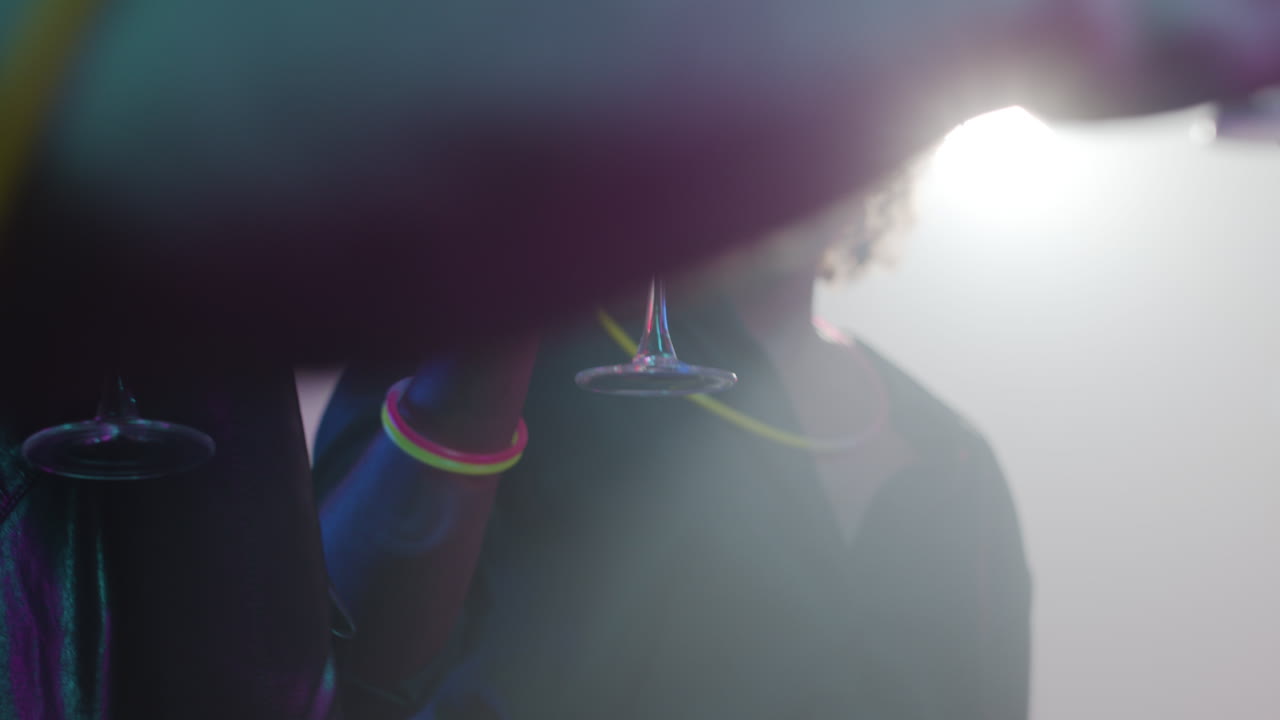 amigos sosteniendo copas de champagne