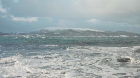 Olas-Espumosas-Salpicando-En-El-Fiordo-De-Trondheim,-Una-Entrada-Del-Mar-Noruego-En-Indre-Fosen,-Trondelag,-Noruega