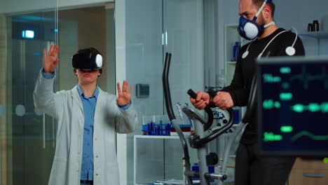 Wissenschaftler-Arzt-Im-Sportwissenschaftslabor-Mit-Virtual-Reality-Brille