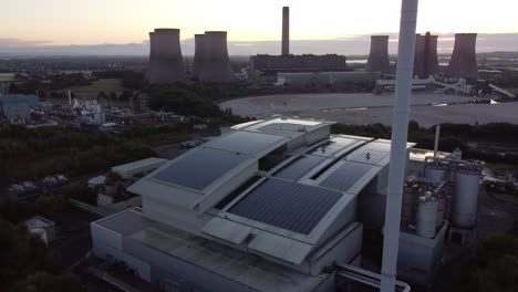 英國日出天際線上的太陽能屋頂大和化石燃料發電廠