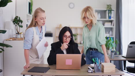 Team-Von-Büroangestellten-Beim-Brainstorming-Zur-Lösung-Von-Projektproblemen