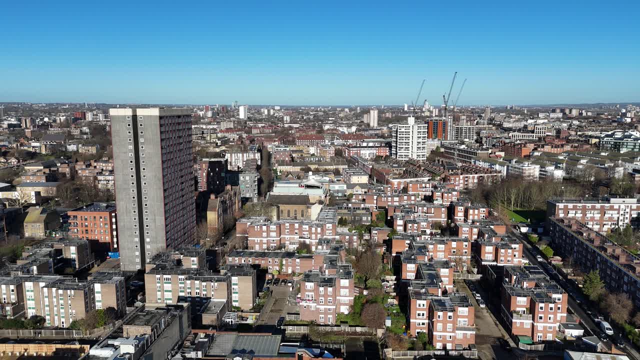 Edilizia popolare a Bethnal Green, East London. Ripresa aerea con drone in panning