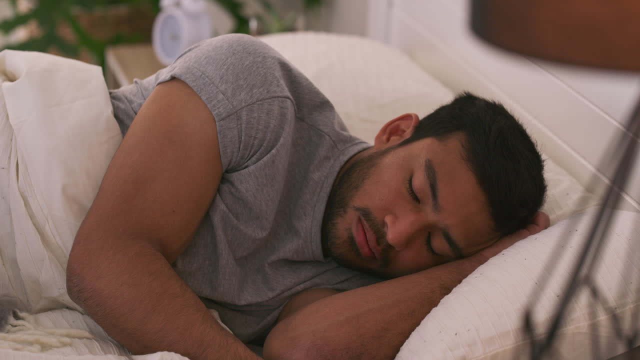 침대에서 자고있는 남자