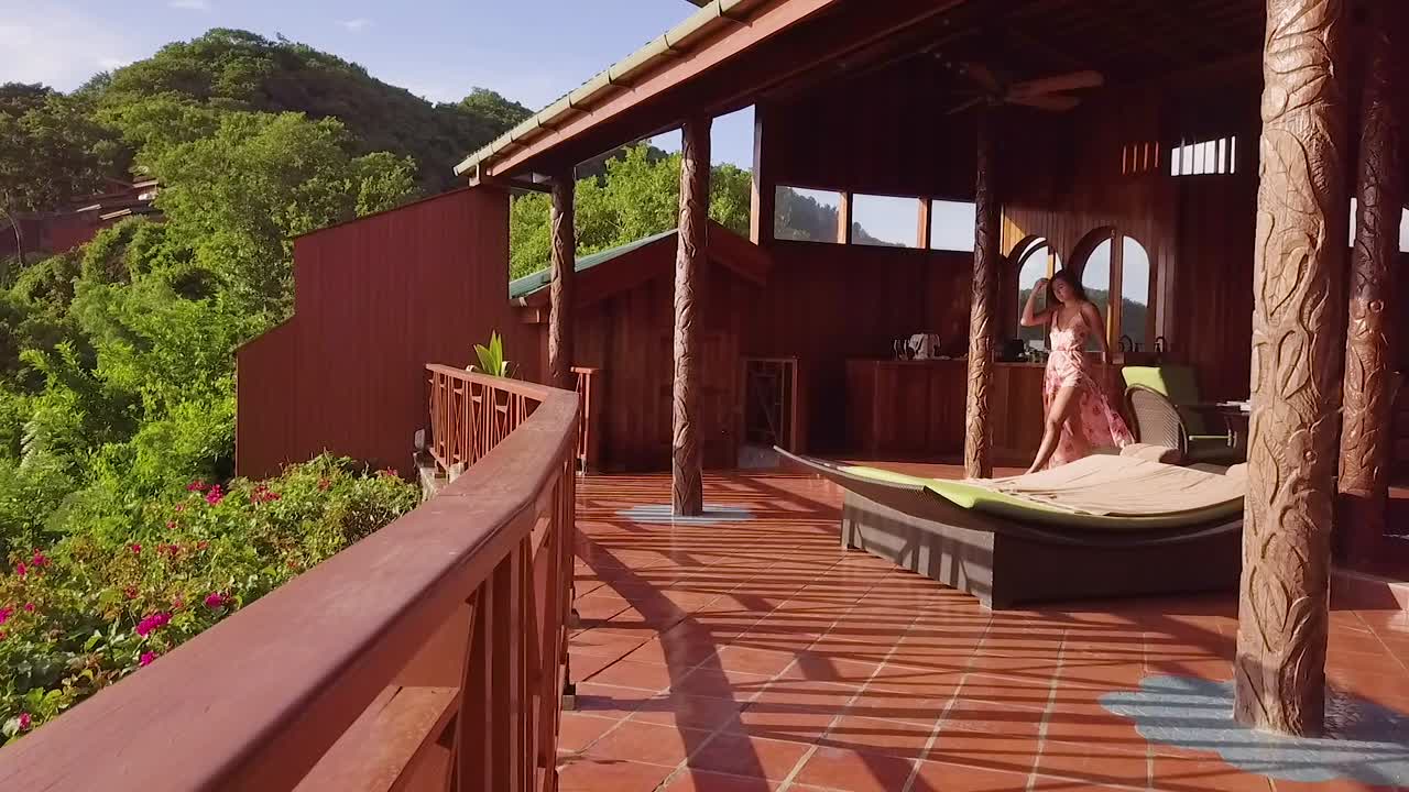 una mujer hermosa camina hacia el balcón de una habitación de hotel de lujo en st lucia caribbean