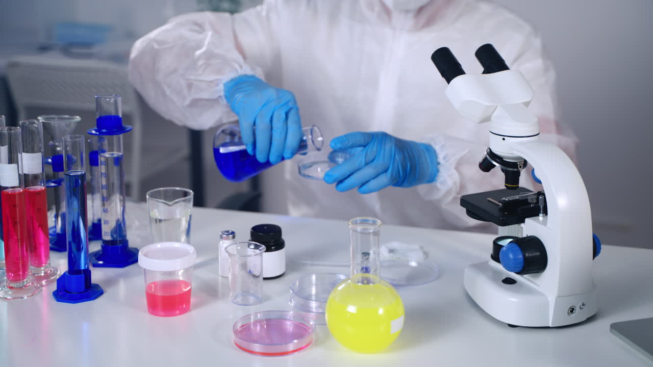 científico realizando un experimento de laboratorio