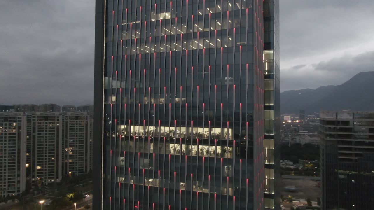 vista nocturna de la arquitectura urbana