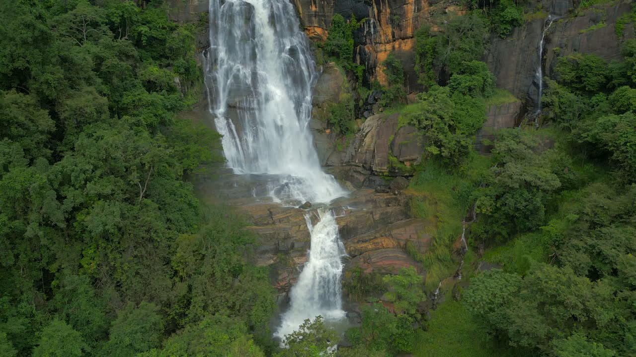 Toma aérea de establecimiento con dron alrededor de la cascada Ravana en Ella, Sri Lanka