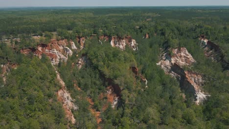 increíbles imágenes de drones de un enorme cañón en un día soleado