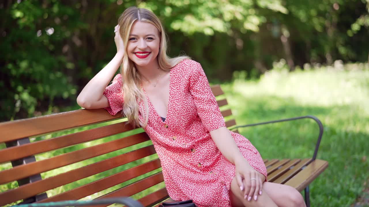 공원 벤치에 앉아 있는 여자