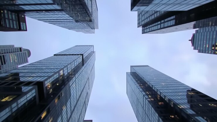 Uma Perspectiva Cativante de Arranha-Céus Urbanos: Contemplando para Cima em Meio às Fachadas Reluzentes e Maravilhas Arquitetônicas de Edifícios Modernos de Grande Altura