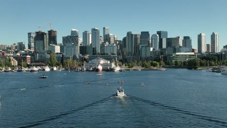 Vista-Aérea-Alejándose-Del-Centro-De-Seattle-Con-Barcos-Llenando-South-Lake-Union