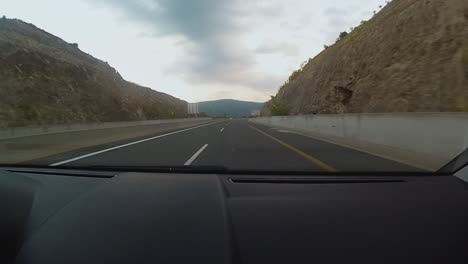 Hermosa-Puesta-De-Sol-Y-Línea-Montañosa,-Mientras-Conduce-Por-La-Autopista-Entre-Tesalónica-E-Ioannina-En-La-Región-Noroeste-De-Grecia-A-Través-De-Las-Montañas-Pindos