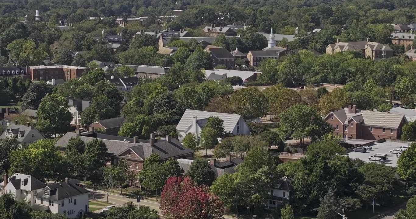 Williamsburg Virginia Aerea v4 sorvolo a volo d'uccello con zoom 3x intorno al centro storico della città e al campus universitario - Ripreso con Mavic 3 Pro Cine - 30 settembre 2023