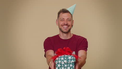 Hombre-Guapo-Presentando-Caja-De-Regalo-De-Cumpleaños,-Oferta-De-Bono-De-Carrera-Presente-Envuelto,-Fiesta-De-Celebración