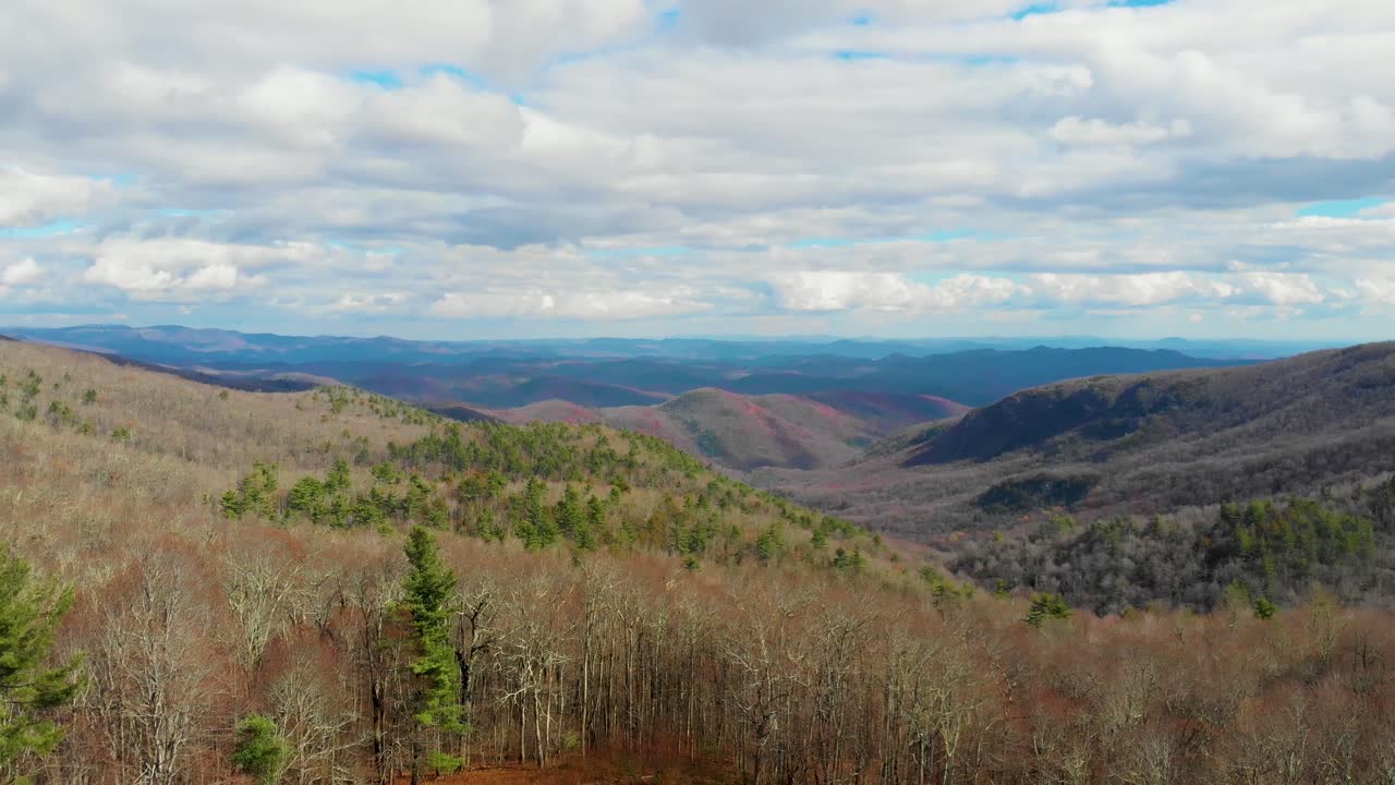 video aéreo de drones de 4k de los acantilados de la cala perdida en la avenida blue ridge cerca de linville, nc