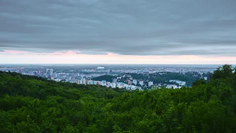 timelapse del amanecer nublado sobre la ciudad de bratislava, eslovaquia
