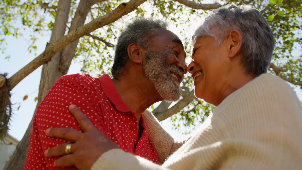 vista de bajo ángulo de una pareja de ancianos afroamericanos activos mirándose cara a cara 4k