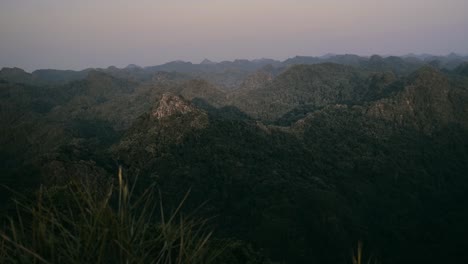 Toma-Aérea-De-Montañas-De-Piedra-Caliza-Verde-En-La-Isla-Cat-Ba-Durante-El-Día-Soleado-En-Vietnam