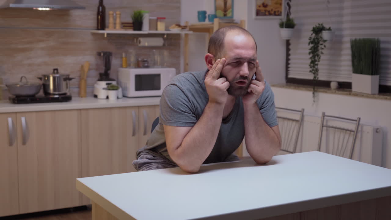 Uomo con mal di testa