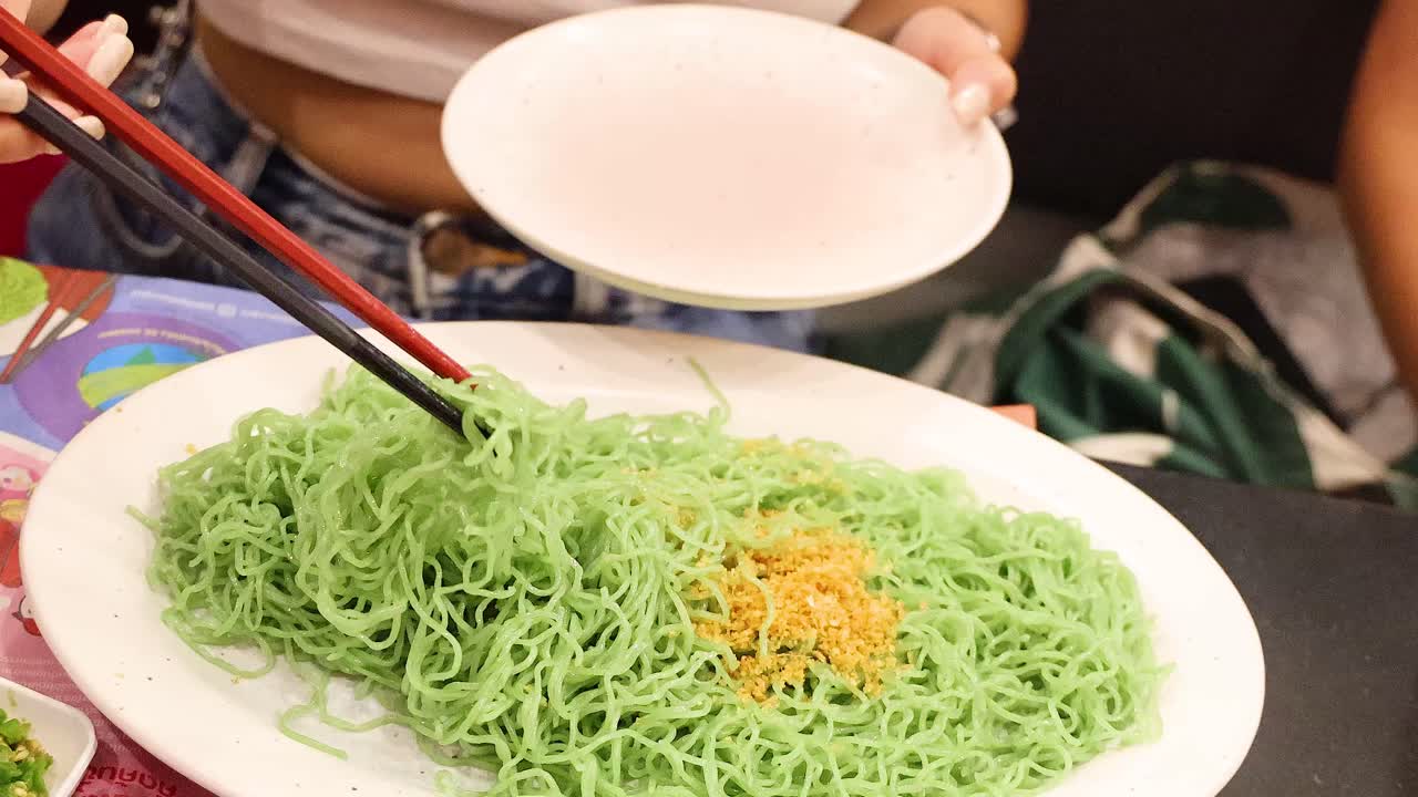 fideos verdes que se sirven con palillos