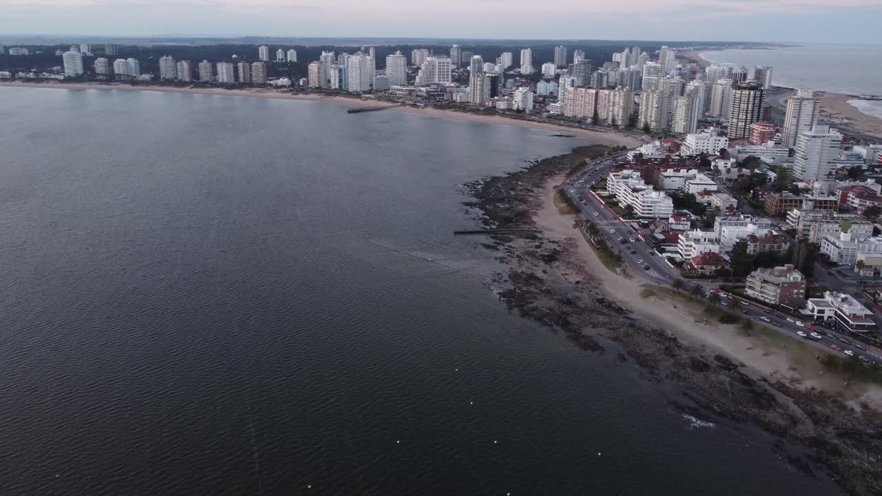 vista aérea de la playa y el horizonte de la ciudad de punta del este en uruguay durante el día nublado