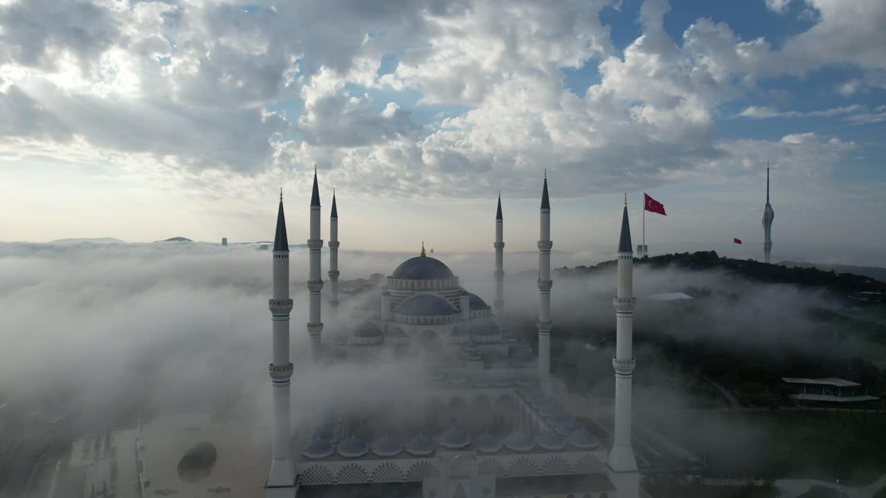 мечеть камлика в тумане ускудар