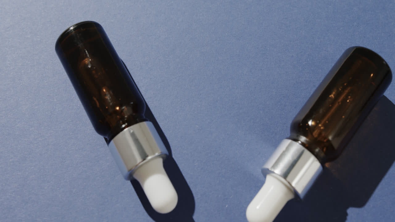 cerca de tres botellas de vidrio con bombas con espacio de copia en fondo azul