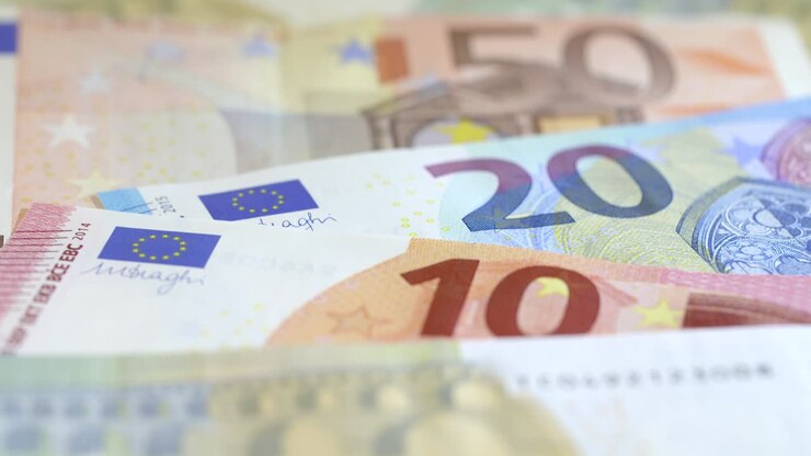 Fliesen, die sich aufwärts über Euro-Noten erstrecken