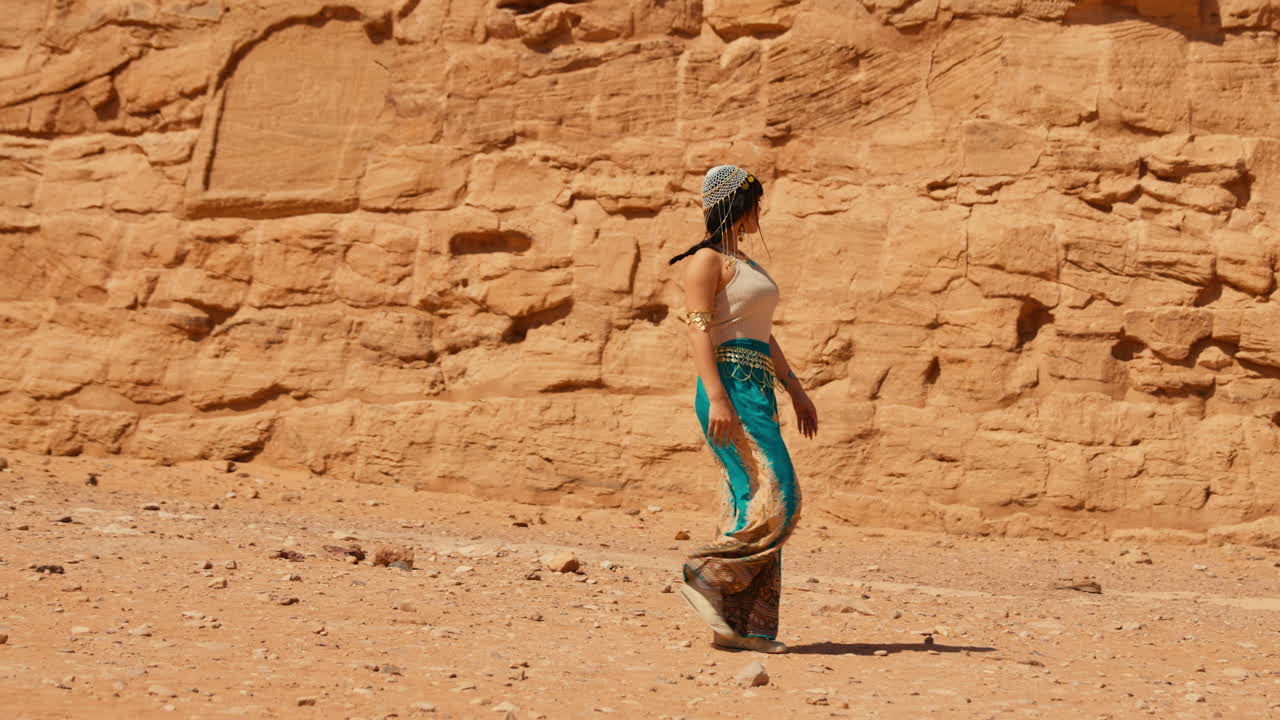 mujer caminando a lo largo del gran templo de ramsés ii de abu simbel