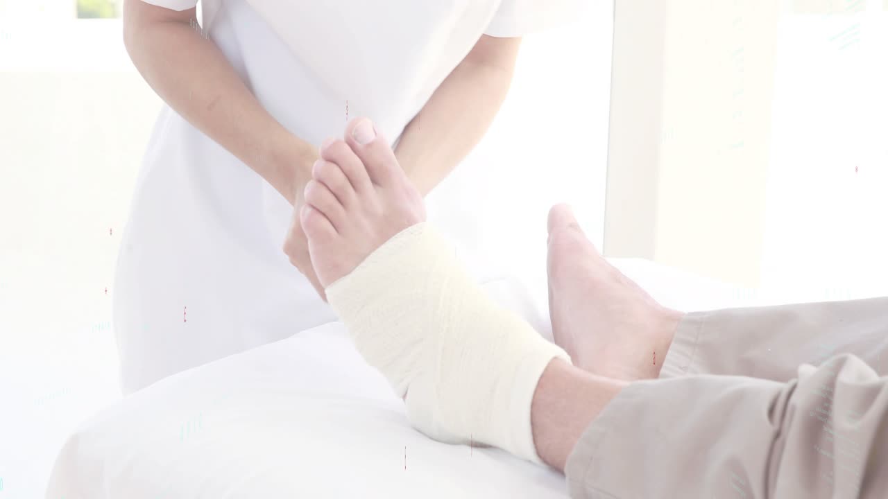 Mani in stile Flat Design nel settore sanitario che raggiungono la caviglia e avvolgono una fascia elastica per fornire un supporto stabile alla caviglia
