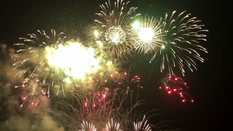 Imagen-Inclinada-De-Las-Grandes-Festividades-De-Fin-De-Año-Con-Magníficos-Y-Coloridos-Fuegos-Artificiales.