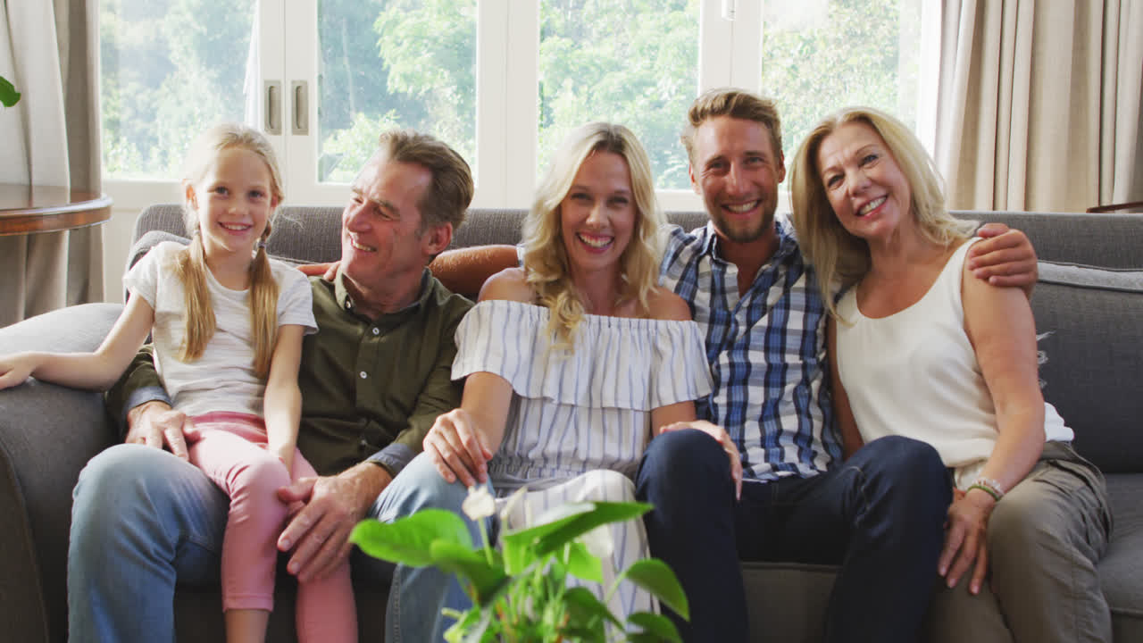 행복한 가족이 집에서 함께 보내는 시간